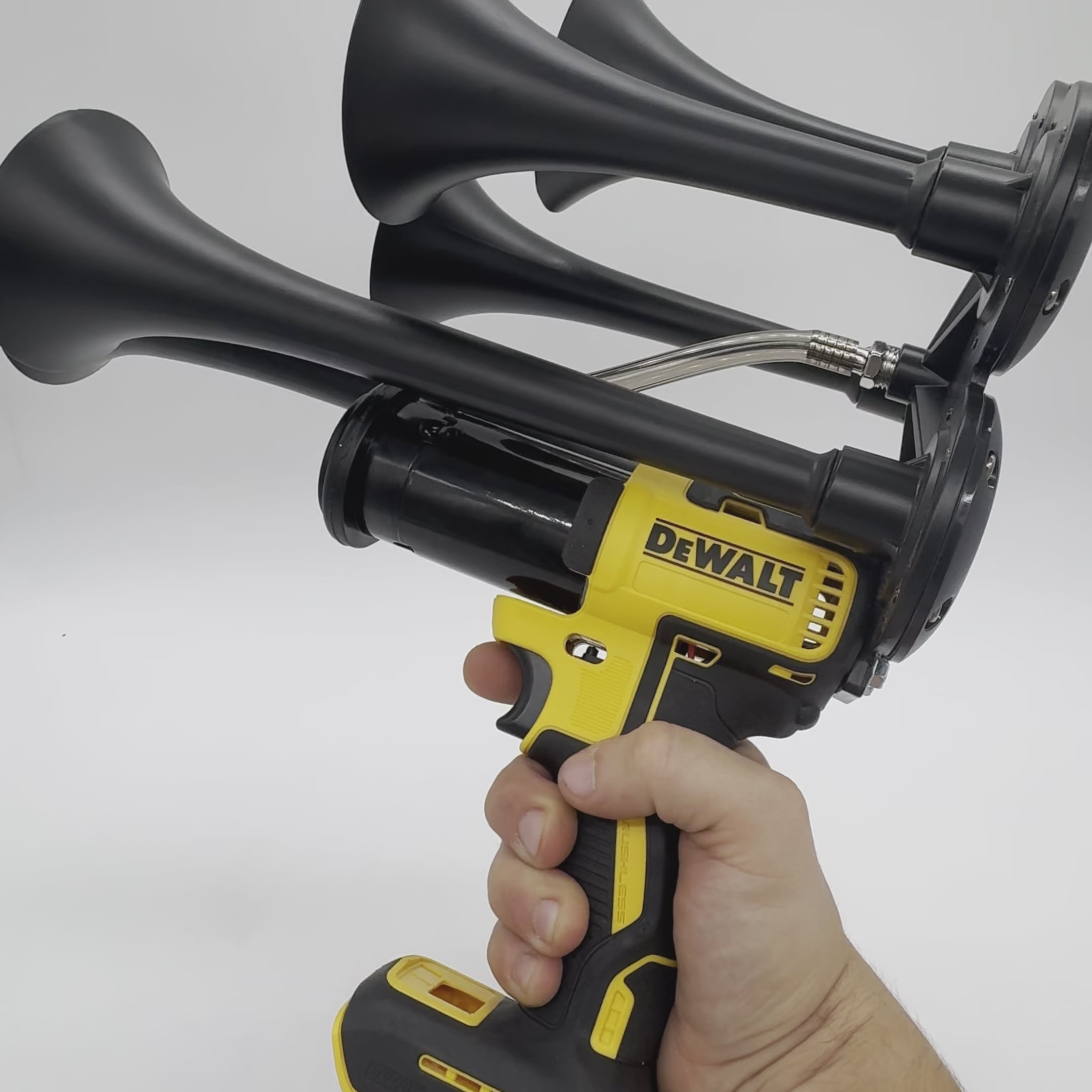 Cargar vídeo: Bocina de tren quíntuple DeWalt